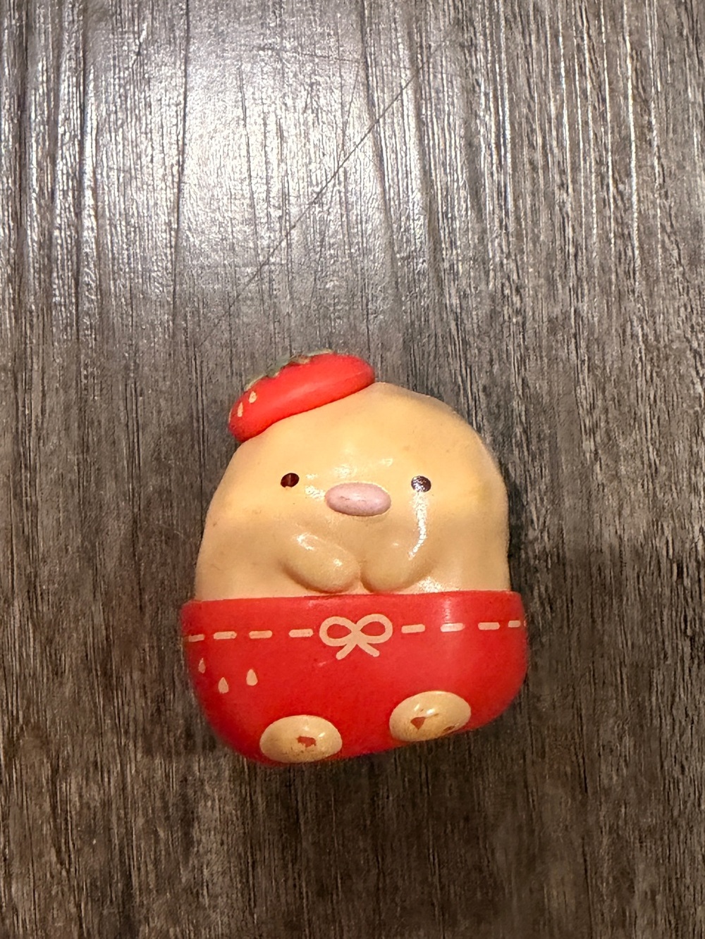 Tonkatsu- Sumikko Gurashi Strawberry hat Mascot Capsule Toy Gacha